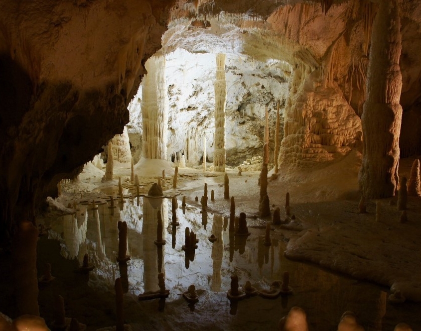 Featured image of post Stalactites And Stalagmites Are Features Of : Most look like large icicles, but some resemble draperies or.