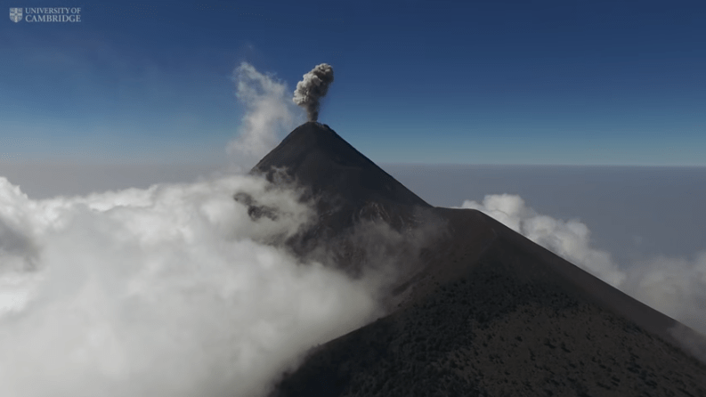 un volcan a vista de drone