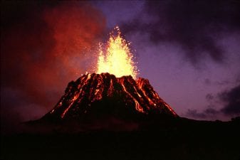 Lee más sobre el artículo Las erupciones volcánicas más recientes y sus tipos (2023)