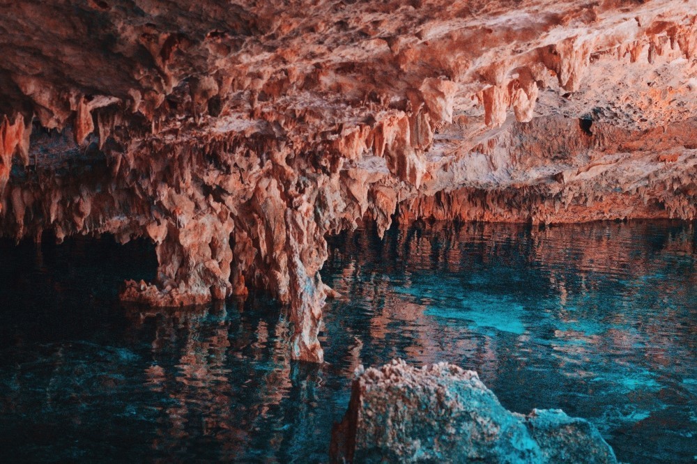 cueva con agua y estalactitas