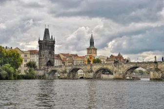 Lee más sobre el artículo El Puente de Carlos en Praga: Toda su historia