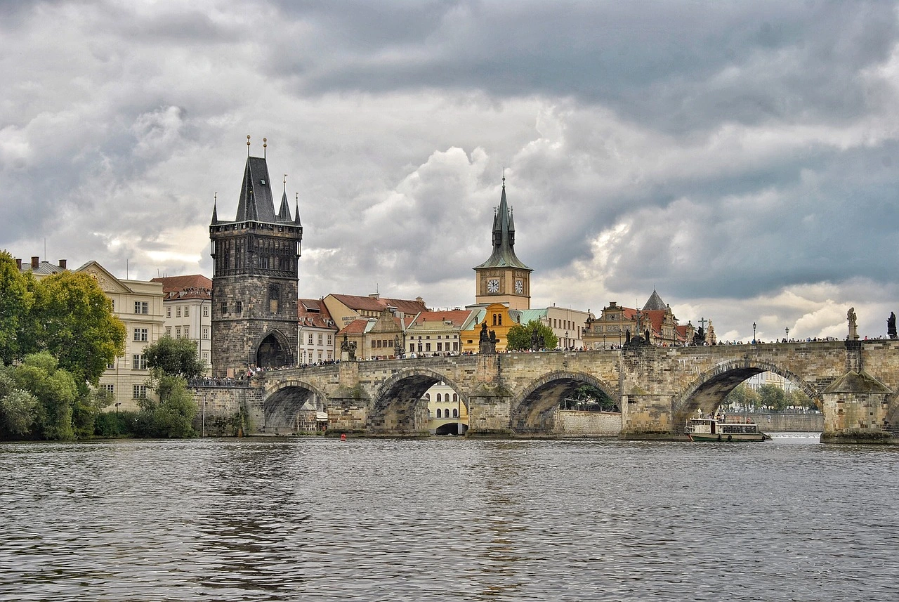 En este momento estás viendo El Puente de Carlos en Praga: Toda su historia