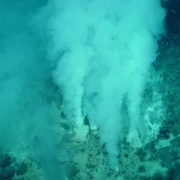 ¿Qué es una fumarola submarina y por qué se forman?