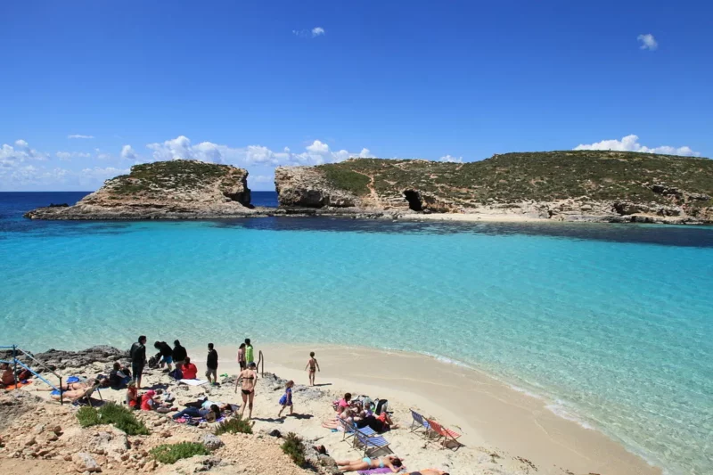 Laguna de Comino en un día soleado