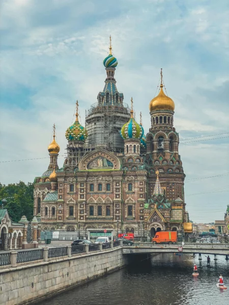 Vista de día de la Iglesia desde el puente