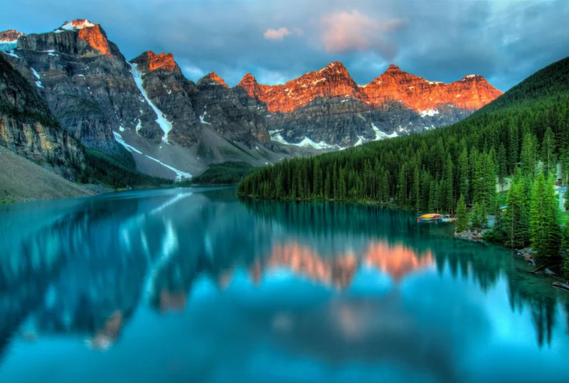 Vista de un lago desde las Montañas Rocosas