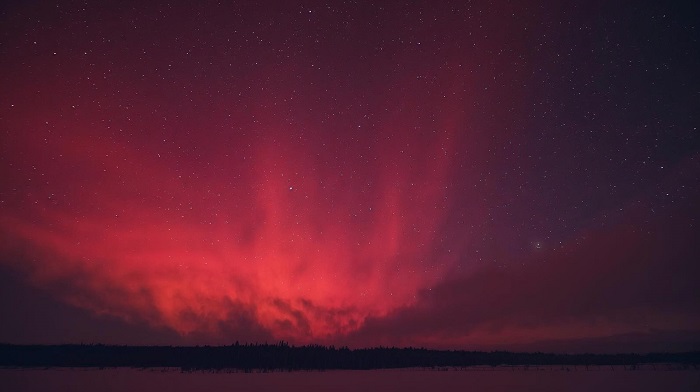 Imagen de una aurora boreal roja