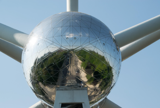 Imagen que muestra el gran tamaño de las esferas que componen el Atomium