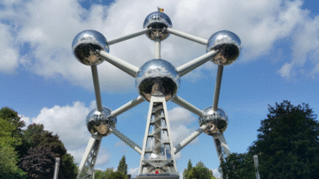 Lee más sobre el artículo El Atomium de Bruselas: ciencia convertida en monumento