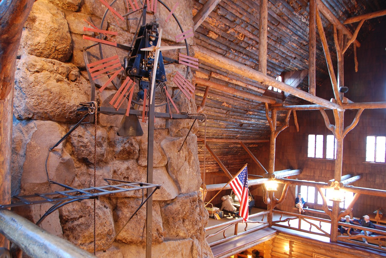 Imagen del interior del Odl Faithfull Inn de Yellowstone