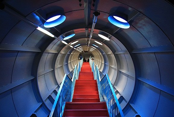 Escaleras del Atomium a través de las cuales puede recorrerse el interior del monumento