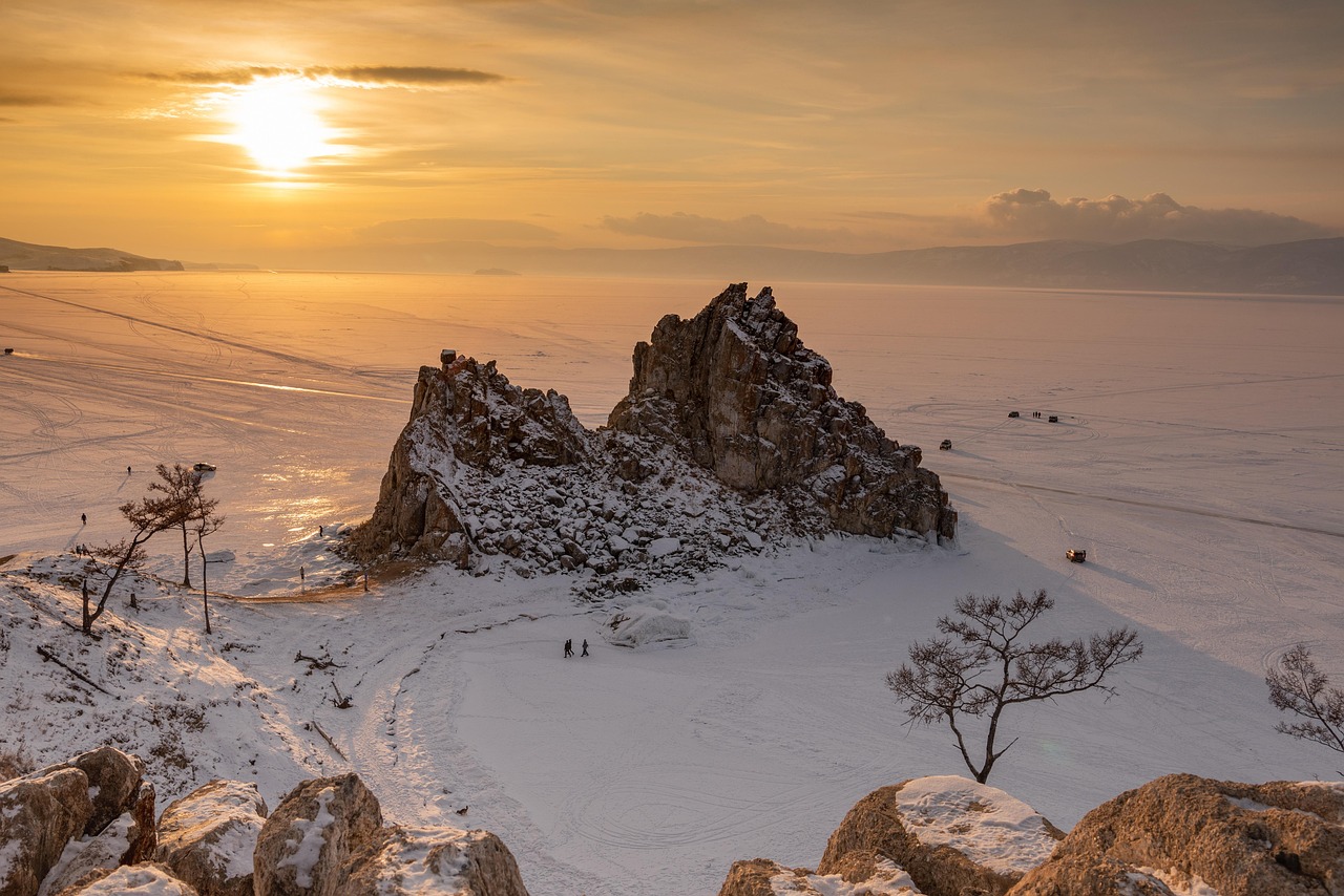 Fotografía del Lago Baikal cubierto de una capa de hielo