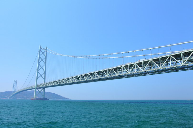 Fotografía que muestra las grabdes dimensiones del puente Akashi Kaikyō