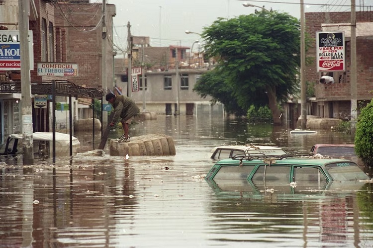 Fotografía de las inundaciones de la ciudad de Ica (Perú) provocadas por El Niño en 1998
