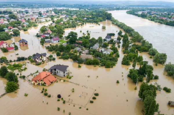 Imagen aérea de una zona costera inundada a causa del aumento del nivel del mar