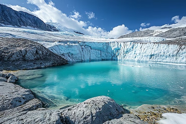 Fotografía de un lago glaciar formado por el derretimiento del hielo