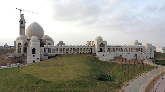 Fotografía completa del exterior de la Mezquita Grand Jamia de Karachi, Pakistán.
