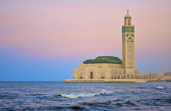 Vista de la Mezquita de Hassan II (Marruecos) desde el mar.