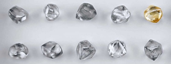Fotografía de diversos diamantes con diferentes tamaños, colores y pureza cristalina