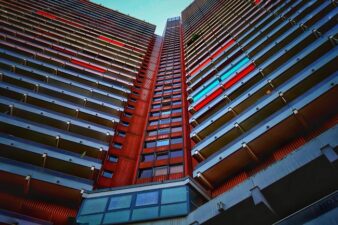 Lee más sobre el artículo Rascacielos antisísmicos: ¿Cómo logran que los edificios no se caigan?