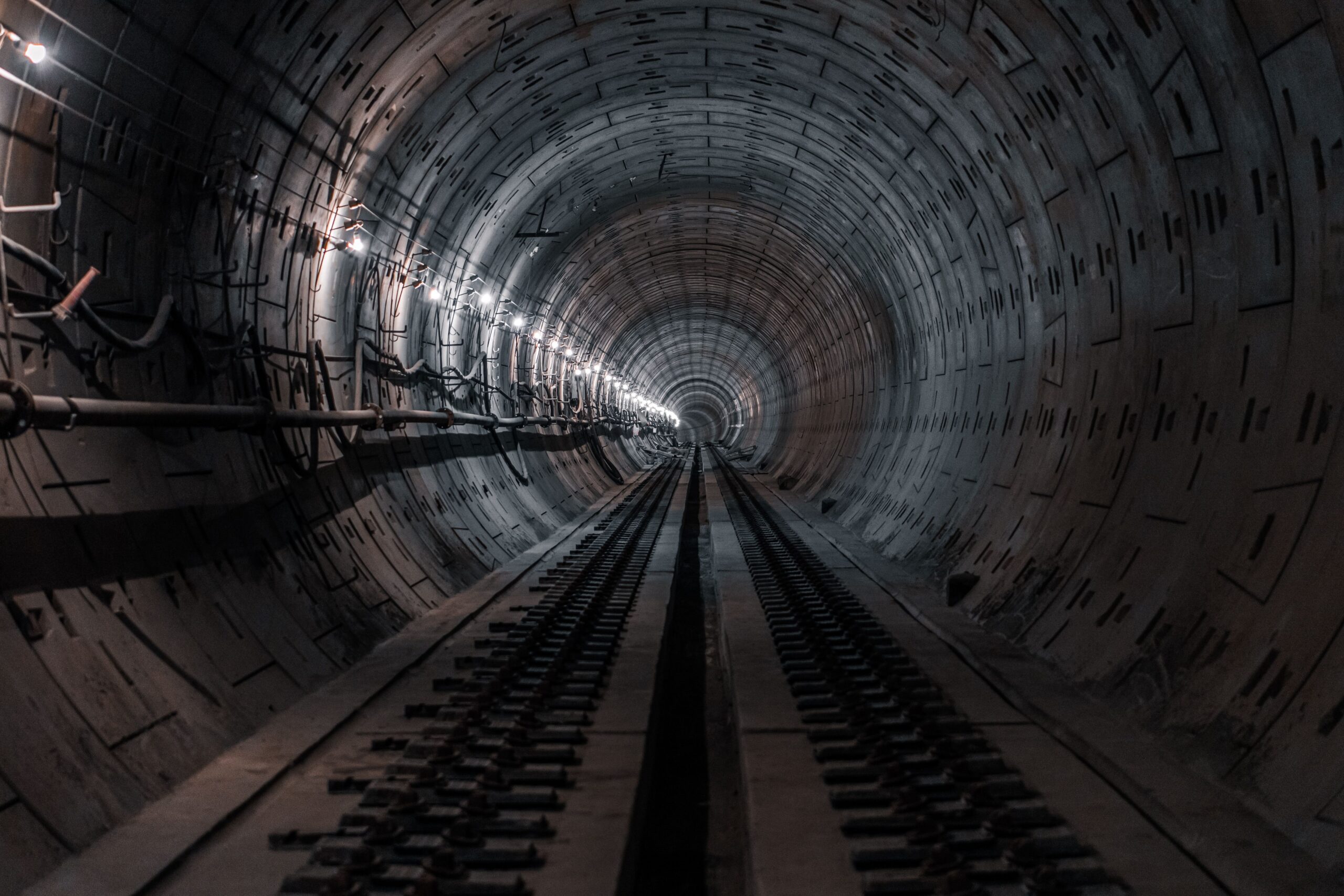 En este momento estás viendo Túneles TBM: Cómo funcionan las tuneladoras gigantes (las “topos”)